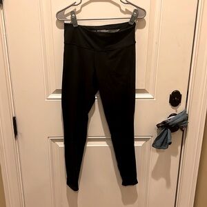 Victoria’s Secret Sport Knockout leggings. Black. Size Medium.